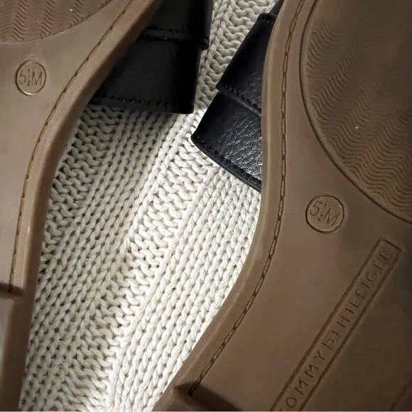 Tommy Hilfiger Women’s Size 5.5M Black Slip On Flats with Center Gold Logo EUC - Picture 4 of 5